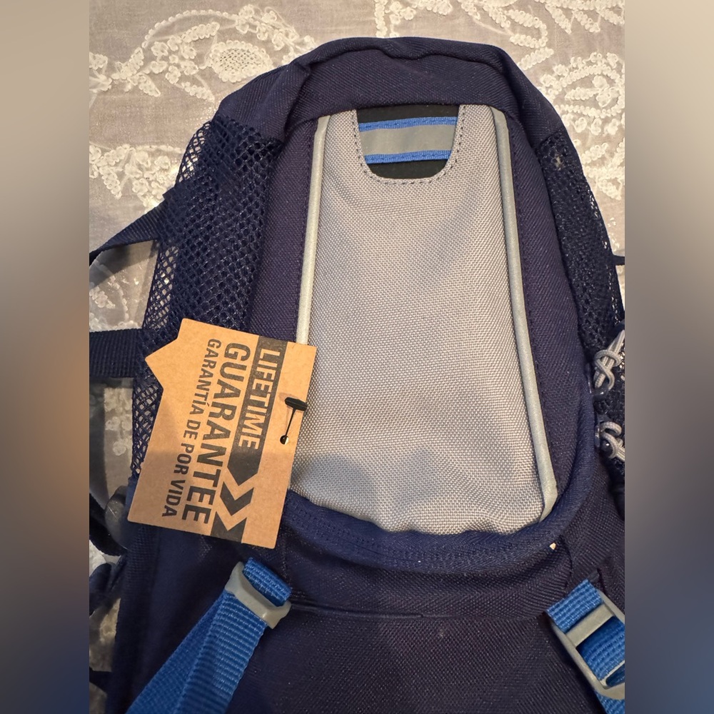 NWT Navy and Gray Hydration H2O Backpack. 2 Litres capacity - Picture 10 of 13
